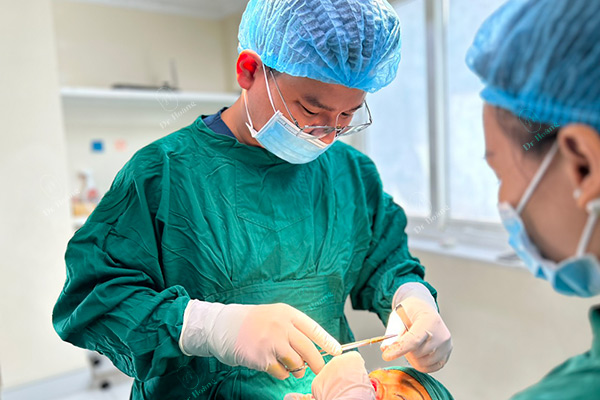 Dr.Hoàng điều trị lỗ mũi chít hẹp